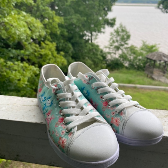 Axolotl floral low top sneakers shoes NWOT - Picture 5 of 5